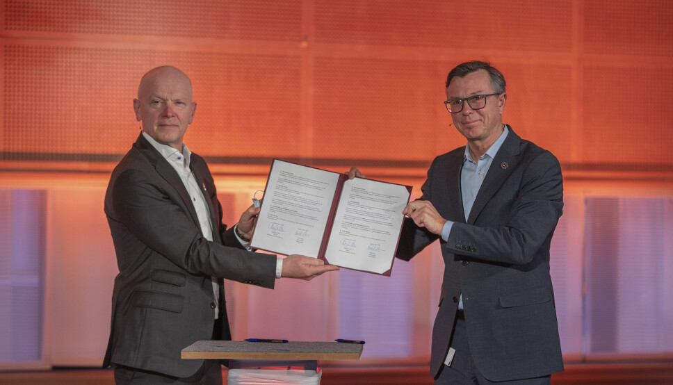 Fv. Ketil Olsen, CEO Andøya Space og Dag Rune Olsen, rektor UiT, har akkurat signert samarbeidsavtalen.