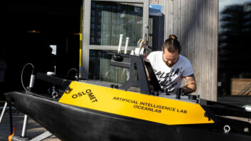 Magnus Kjelsaas arbeider med teknologi for førerløse båter i Oslofjorden