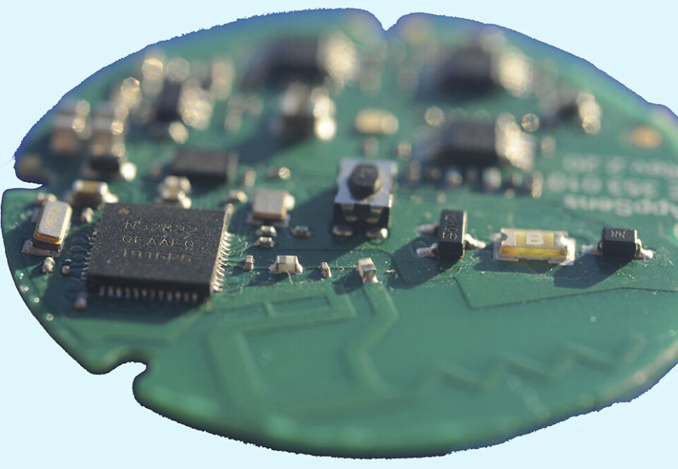Nordic nRF52832 i forgrunnen. Dette er den viktigste komponenten på kretskortet som i tillegg til Bluetooth-kommikasjon, styrer både A/D-konverteringen og inneholder en spesiell algoritme for deteksjon av hjerteslag og for å oppdage arytmi-situasjoner. Nordic nRF52832 i forgrunnen. Dette er den viktigste komponenten på kretskortet som i tillegg til Bluetooth-kommikasjon, styrer både A/D-konverteringen og inneholder en spesiell algoritme for deteksjon av hjerteslag og for å oppdage arytmi-situasjoner.