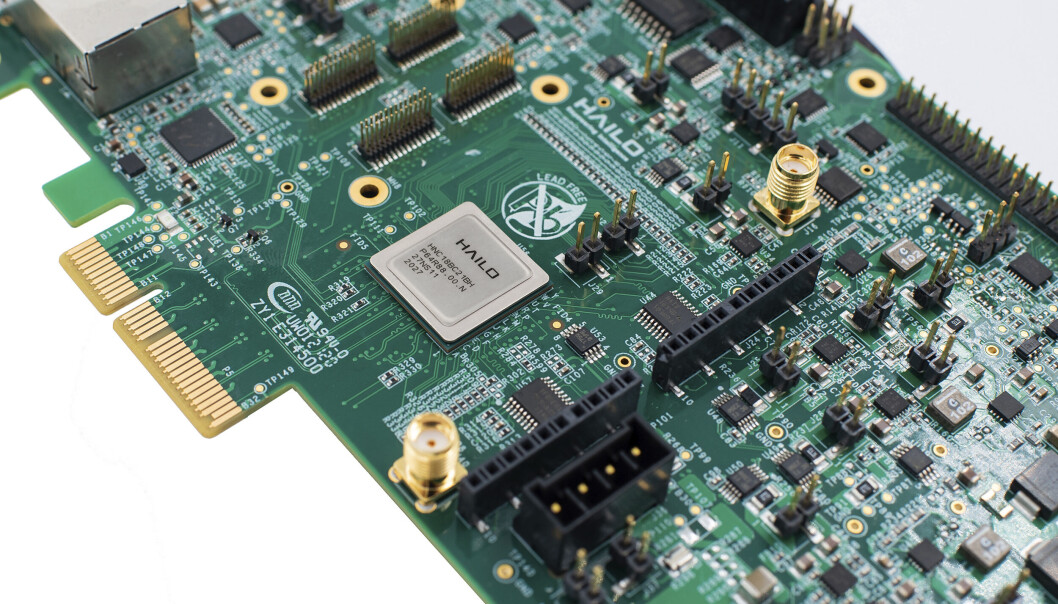 KI-brikken Hailo-8 kommer inn i porteføljen til EBV Elektronik. Her montert på et utviklingskort. KI-brikken Hailo-8 kommer inn i porteføljen til EBV Elektronik. Her montert på et utviklingskort.