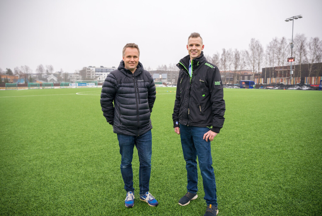 Kjetil Ekeli i Stabæk Fotball sammen med Niklas Bøe i Guard Automation. Avbildet på kunstgressbanen som nå har fått intelligent styring. Kjetil Ekeli i Stabæk Fotball sammen med Niklas Bøe i Guard Automation. Avbildet på kunstgressbanen som nå har fått intelligent styring.