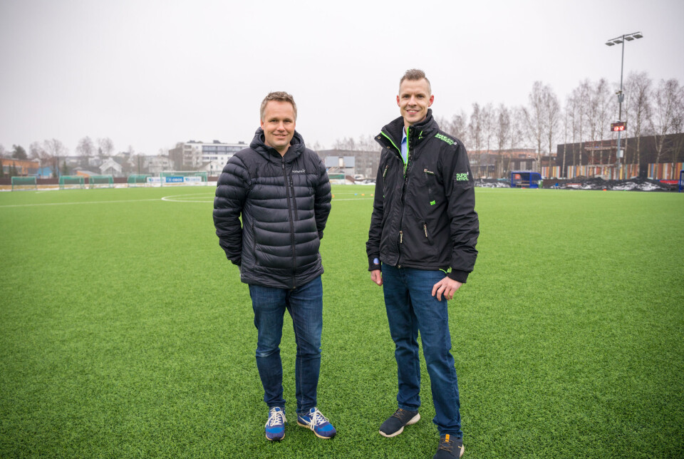 Kjetil Ekeli i Stabæk Fotball sammen med Niklas Bøe i Guard Automation. Avbildet på kunstgressbanen som nå har fått intelligent styring.