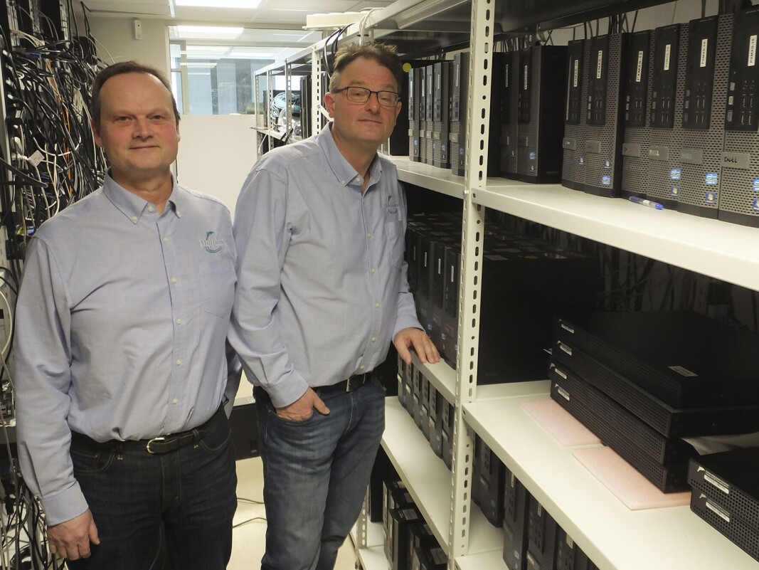 Bak lukkede dører i selskapets lokaler kjører til enhver godt over 500 PCer kontinuerlig for å teste løsningene. Av disse utgjør 60 Dell-PCer det som angivelig er verdens største PCIe cluster, som brukes til å utforske rask internkommunikasjon med lav latens. På bildet, Roy Nordstrøm og Hugo Kohmann. Bak lukkede dører i selskapets lokaler kjører til enhver godt over 500 PCer kontinuerlig for å teste løsningene. Av disse utgjør 60 Dell-PCer det som angivelig er verdens største PCIe cluster, som brukes til å utforske rask internkommunikasjon med lav latens. På bildet, Roy Nordstrøm og Hugo Kohmann.