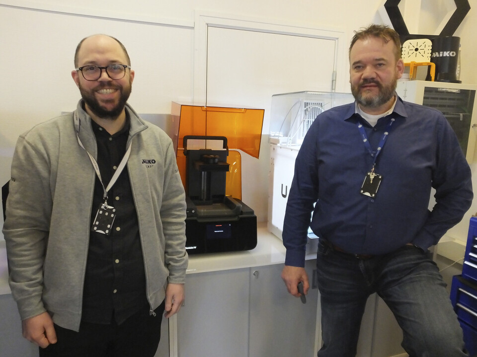 Additive teknikker, eller 3D-printing, tar av som metode for å lage både prototyper og småserier. Men det er ikke «bare» å sette i gang. – Det er viktig å gjøre tegning og konstruksjon riktig, og deretter velge rett materiale. Til gjengjeld kan det være en god måte å komme raskt på markedet med produkter, sier Steinar Lein og Amund Eide i Miko Plast AS. Additive teknikker, eller 3D-printing, tar av som metode for å lage både prototyper og småserier. Men det er ikke «bare» å sette i gang. – Det er viktig å gjøre tegning og konstruksjon riktig, og deretter velge rett materiale. Til gjengjeld kan det være en god måte å komme raskt på markedet med produkter, sier Steinar Lein og Amund Eide i Miko Plast AS.