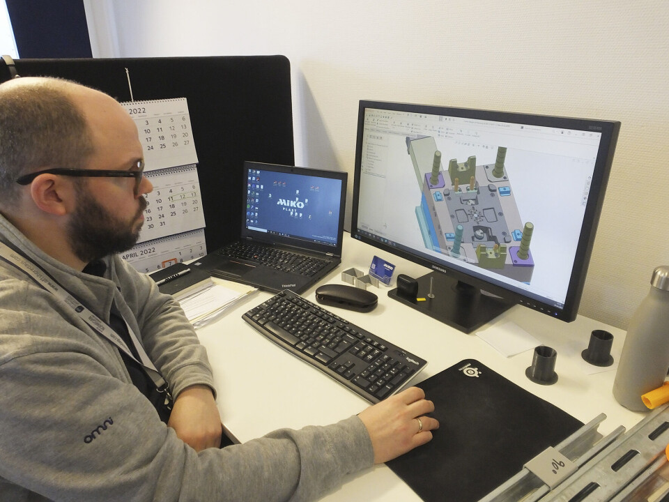 Utvikling av verktøy for sprøytestøp kan være kostbart og tidkrevende. For eksempel er sprøyteverktøyet til FindMy-bjellen, vist på skjermen her, en halv meter lang kompleks metallkonstruksjon som i en 8 meter lang maskin og med en lukkekraft på 300 tonn kan produsere plastdeler med stor nøyaktighet . Utvikling av verktøy for sprøytestøp kan være kostbart og tidkrevende. For eksempel er sprøyteverktøyet til FindMy-bjellen, vist på skjermen her, en halv meter lang kompleks metallkonstruksjon som i en 8 meter lang maskin og med en lukkekraft på 300 tonn kan produsere plastdeler med stor nøyaktighet .