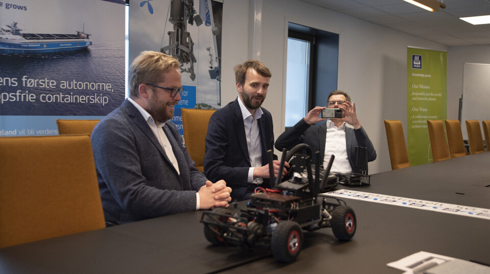 Åpningen av industriell 5G på Herøya skjedde ved at næringsminister Jan Christian Vestre kjørte en radiostyrt bil via mobilnettet. Bilen er utviklet av studenter ved NTNU. Vestre er flankert av Lars Røsæg (til venstre) og Petter-Børre Furberg. Åpningen av industriell 5G på Herøya skjedde ved at næringsminister Jan Christian Vestre kjørte en radiostyrt bil via mobilnettet. Bilen er utviklet av studenter ved NTNU. Vestre er flankert av Lars Røsæg (til venstre) og Petter-Børre Furberg.