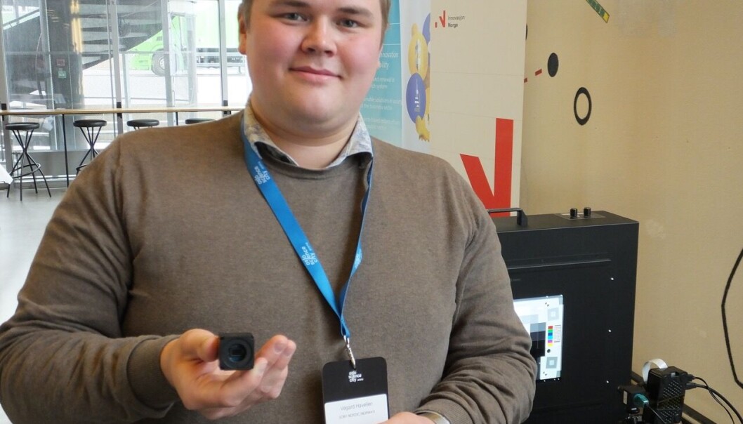 En annen av de profesjonelle utstillerne er den norske avdelingen av Sony Microelectronics, som holder til på Lysaker. – Vi ble startet opp rett før pandemien, og har nok ligget litt lavt til nå, forteller Vegard Havellen. – Men vi er allerede nærmere 40 ansatte, og er ute etter flere, sier han. Avdelingen jobber med utvikling av avanserte bildesensorer til bilindustrien. Sensorene karakteriseres av høy dynamikk (120 dB), noe som gjør det mulig å oppdage små detaljer som ofte blir borte i vanlige bildesensorer pga lysmetning. En annen av de profesjonelle utstillerne er den norske avdelingen av Sony Microelectronics, som holder til på Lysaker. – Vi ble startet opp rett før pandemien, og har nok ligget litt lavt til nå, forteller Vegard Havellen. – Men vi er allerede nærmere 40 ansatte, og er ute etter flere, sier han. Avdelingen jobber med utvikling av avanserte bildesensorer til bilindustrien. Sensorene karakteriseres av høy dynamikk (120 dB), noe som gjør det mulig å oppdage små detaljer som ofte blir borte i vanlige bildesensorer pga lysmetning.