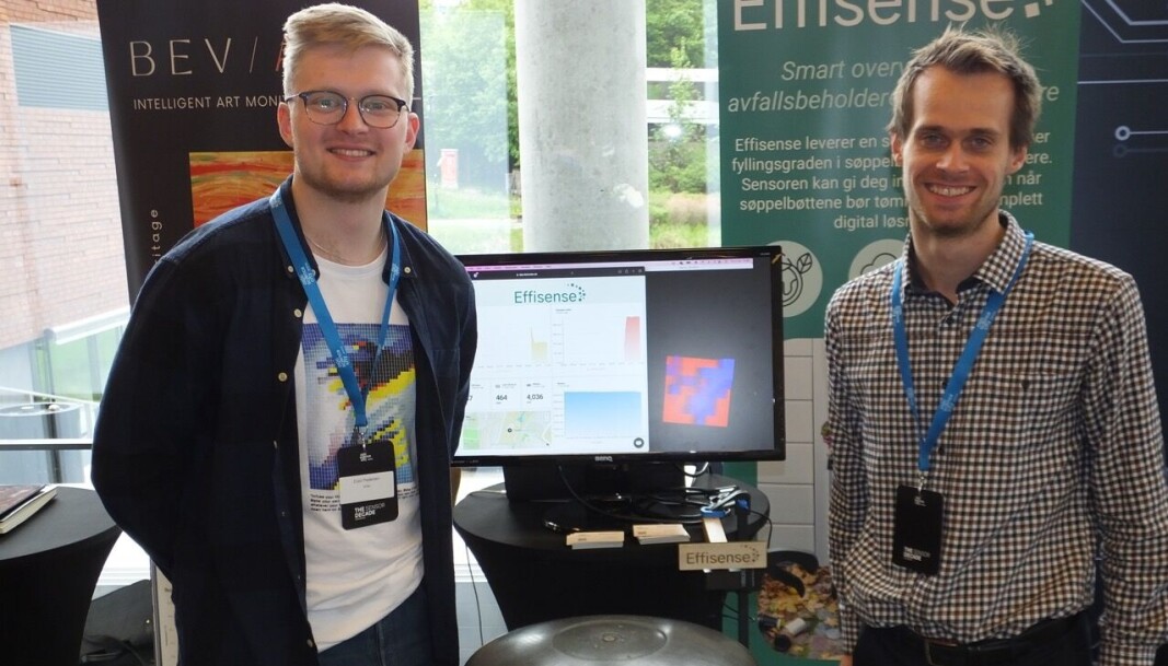 Effisens har laget en rimelig sensor for smart overvåking av søppelbøtter. Ved hjelp av en 8x8 piksel sensormodul og time-of-flight-teknologi måler man fyllingsgrad, og sender data trådløst via LTE-M. Det gjør det mulig å planlegge tømming mer effektivt og spare penger og miljø, mener Daniel Svendsen (t.h.) og Eskil Pedersen. Batterilevetid: 25-30 år! Effisens har laget en rimelig sensor for smart overvåking av søppelbøtter. Ved hjelp av en 8x8 piksel sensormodul og time-of-flight-teknologi måler man fyllingsgrad, og sender data trådløst via LTE-M. Det gjør det mulig å planlegge tømming mer effektivt og spare penger og miljø, mener Daniel Svendsen (t.h.) og Eskil Pedersen. Batterilevetid: 25-30 år!