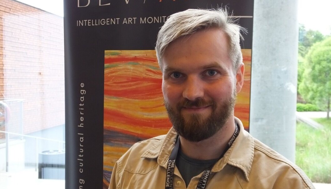 BEVART bruker trådløse sensorbrikker fra Disruptive Technologies til å overvåke temperatur, fukt, lys og andre parametere som har betydning for tilstanden til kunstobjekter. Med bruk av en nærhetssensor får man i tillegg en billig tyverialarm, forteller Christian Nielsen. Målet er å bygge inn «konservatorkunnskap» i sluttsystemet, slik at man får en smart, prediktiv overvåkingsløsning. BEVART bruker trådløse sensorbrikker fra Disruptive Technologies til å overvåke temperatur, fukt, lys og andre parametere som har betydning for tilstanden til kunstobjekter. Med bruk av en nærhetssensor får man i tillegg en billig tyverialarm, forteller Christian Nielsen. Målet er å bygge inn «konservatorkunnskap» i sluttsystemet, slik at man får en smart, prediktiv overvåkingsløsning.
