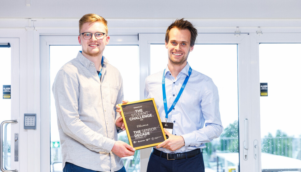Eskil Pedersen (t.v.) og Daniel Svendsen tok i mot prisen på vegne av studentgruppen Effisense fra NTNU. Foto: Sintef