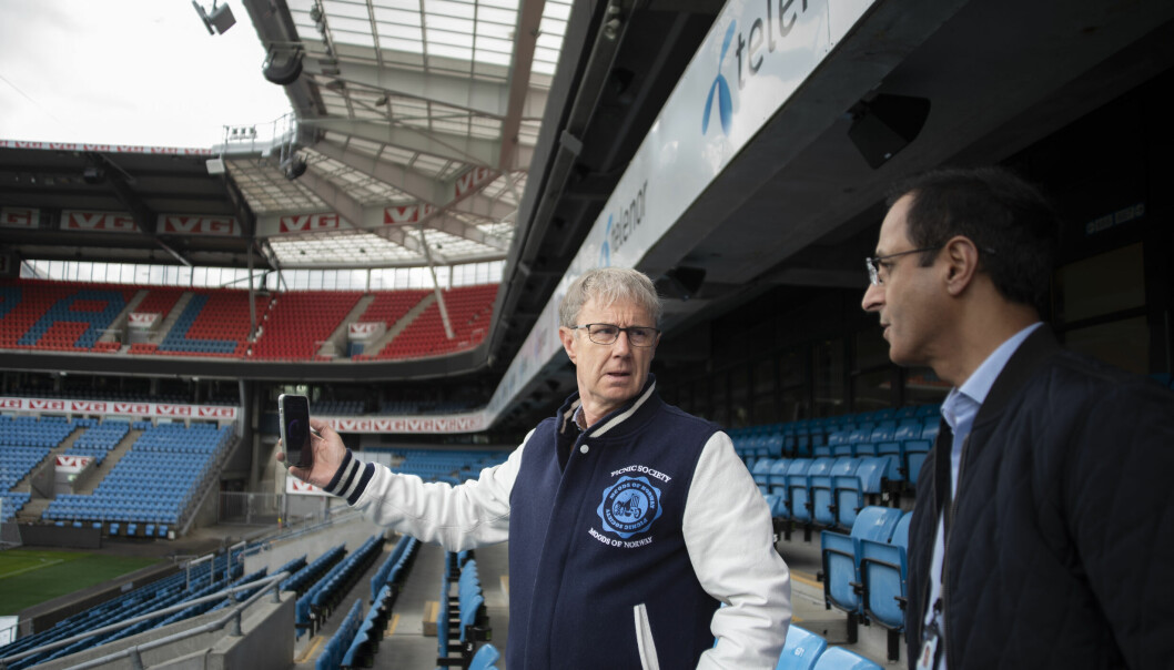 Dekningsdirektør Bjørn Amundsen og planlegger Muhammad Hussein tester det nye mobilanlegget for 4G og 5G på Ullevaal stadion. Foto: