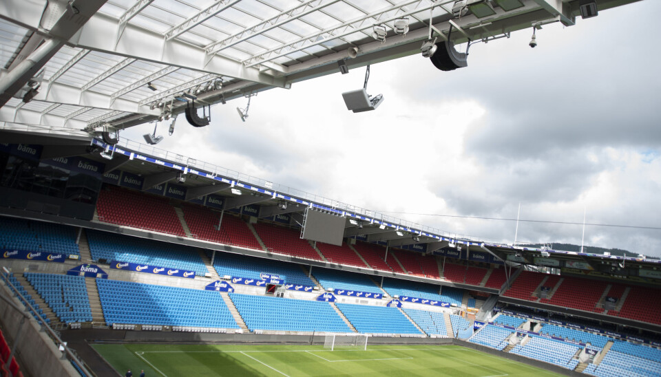 Antennene peker både innover tribunene og ut mot gresset, og gir dermed dekning på tribunene og under konserter på matta.