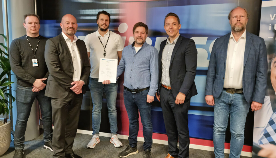 Inngått avtale: Fra venstre: Kjetil Johansen, Henrik Anderberg, Glenn-Ivar Gaalaas fra Unibuss, Roar Lindseth, Freber, Sindre Møgster-Walthinsen, Unibuss og Morten Uhl Knudsen, Freber.