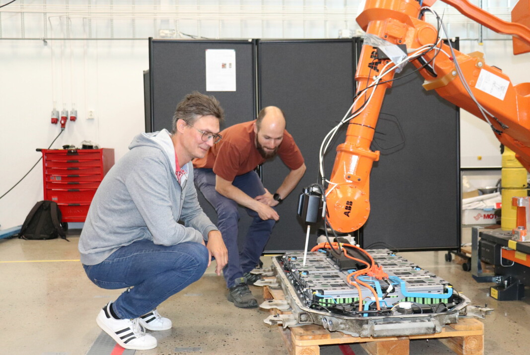 Ilya Tyapin (t.v.) og Martin Choux sjekker at robotens fininnstilte gripearm fungerer slik den skal.