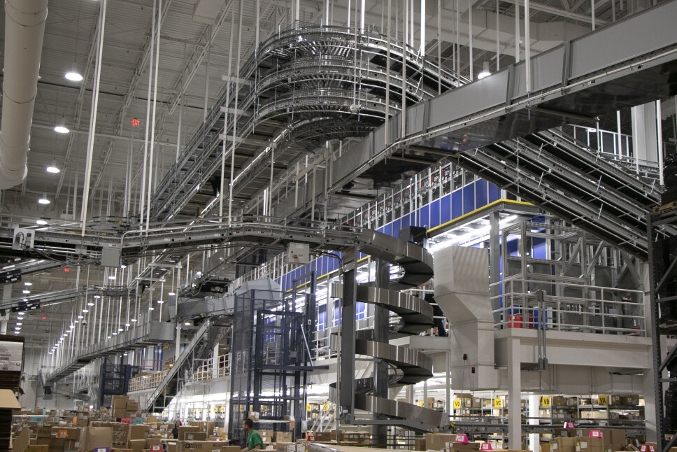 Mouser satser mye på automatisering med den nye utvidelsen. Her ser vi blant annet lagersystemet fra AutoStore, kjernen av systemet i blått.
