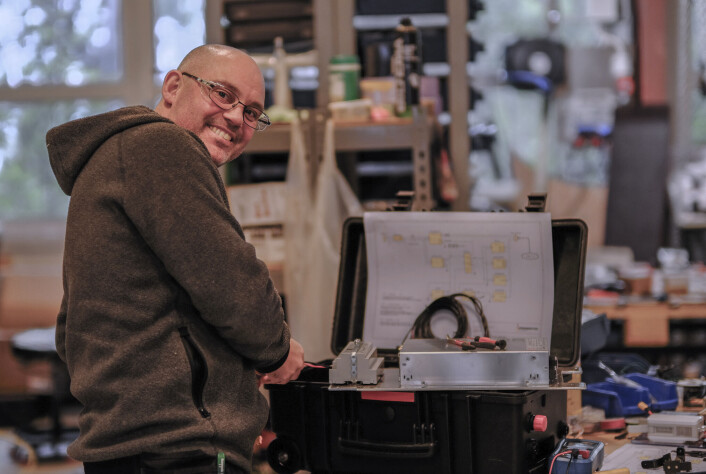Tore Landsem hos Probotic tester el-komponenter. Tore Landsem hos Probotic tester el-komponenter.