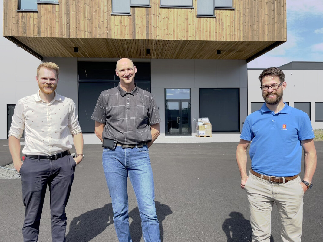 Gisle H. Stenseth, elektronikk- og RF-ingeniør, Aage Sørensen, senior systemingeniør for space mechanisms i Space and Surveillance divisjonen og Martin Blandhoel, gruppeleder, sammenstilling og test kan glede seg over nytt bygg, ny lab og nytt renrom. Og sist, men slett ikke minst, nye spennende oppgaver i rommet. Gisle H. Stenseth, elektronikk- og RF-ingeniør, Aage Sørensen, senior systemingeniør for space mechanisms i Space and Surveillance divisjonen og Martin Blandhoel, gruppeleder, sammenstilling og test kan glede seg over nytt bygg, ny lab og nytt renrom. Og sist, men slett ikke minst, nye spennende oppgaver i rommet.