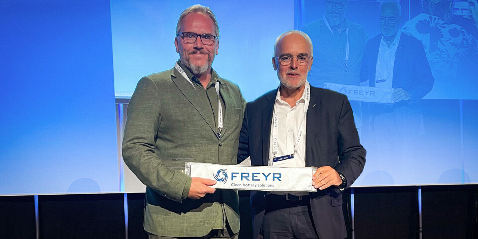 Tom Einar Jensen (til venstre) fra FREYR og Laurent Demortier fra Nidec kan smile etter at kontrakten er offentliggjort. Foto: FREYR