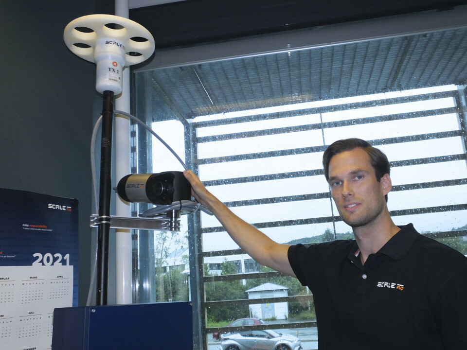 ScaleAQ har et bredt spekter av løsninger for havbruksnæringen. Her viser Vegard Brekke Løvvig frem en prototype av et overflatekamera med pan/tilt-funksjon for merder på eksponerte lokasjoner. – Det er ekstreme krav til robusthet for et slikt produkt, sier han. ScaleAQ har et bredt spekter av løsninger for havbruksnæringen. Her viser Vegard Brekke Løvvig frem en prototype av et overflatekamera med pan/tilt-funksjon for merder på eksponerte lokasjoner. – Det er ekstreme krav til robusthet for et slikt produkt, sier han.