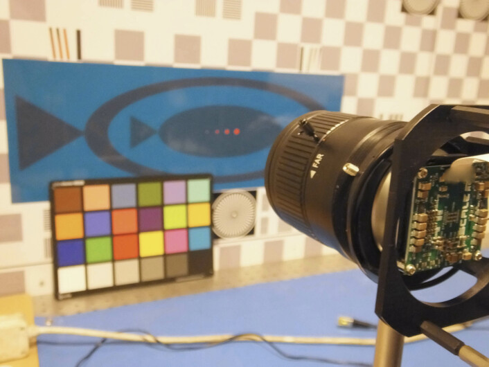 I optikklaben testes den nye kameraplattformen, som har fått et eget bærerkort for å kunne integrere ulike sensorer, eller motorstyring der det er ønskelig med panorering. Lysfølsomheten i kameraet er essensiell for å kunne få med seg detaljer i dypet av en fiskemerd.