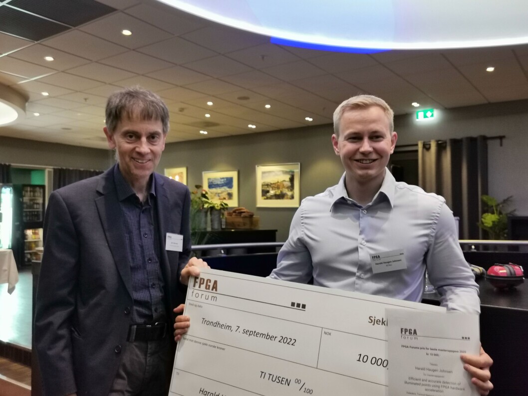Juryrepresentant Jim Tørresen kunne onsdag kveld overrekke premiesjekken og diplom til Harald Haugen Johnsen. Juryrepresentant Jim Tørresen kunne onsdag kveld overrekke premiesjekken og diplom til Harald Haugen Johnsen.