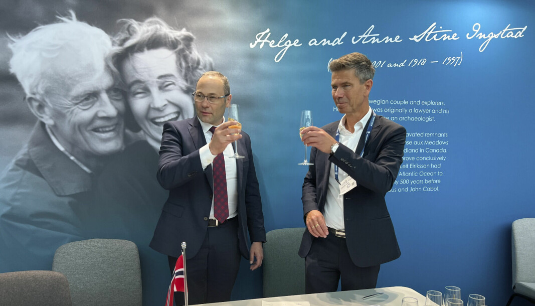 Andrzej Madejski, styreformann i Polferries og Lars Erik Lunøe, CEO Telenor Maritime tar en skål for den nye femårsavtalen.