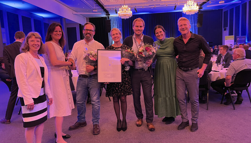 Fra prisutdelingen – fra venstre: Sonja Berlijn, juryleder; Jun Elin Wiik, direktør for Smartgridsenteret; Alf Tunheim, prosjektleder Elvia; Anne Nysæther, direktør nettstrategi i Elvia; Stein Arne Riis, teknisk sjef i OSO Energi; Åshild Vatne, FoU-leder Elvia; og Bjørn Viljugrein, pilotansvarlig Elvia. Fra prisutdelingen – fra venstre: Sonja Berlijn, juryleder; Jun Elin Wiik, direktør for Smartgridsenteret; Alf Tunheim, prosjektleder Elvia; Anne Nysæther, direktør nettstrategi i Elvia; Stein Arne Riis, teknisk sjef i OSO Energi; Åshild Vatne, FoU-leder Elvia; og Bjørn Viljugrein, pilotansvarlig Elvia.