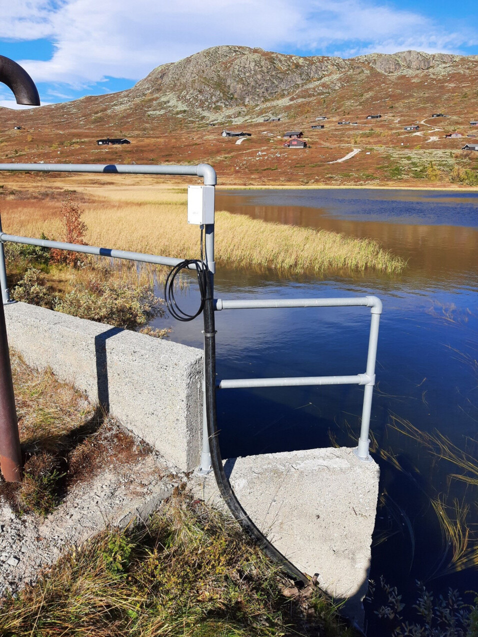 Den hvite boksen er kommunikasjonsenheten som sender data til Where2O-tjenesten. Målestasjonen bruker lite energi og har en batteritid på minst fem år. I tillegg er den enkel å montere og kan festes på eksisterende infrastruktur. Den hvite boksen er kommunikasjonsenheten som sender data til Where2O-tjenesten. Målestasjonen bruker lite energi og har en batteritid på minst fem år. I tillegg er den enkel å montere og kan festes på eksisterende infrastruktur.