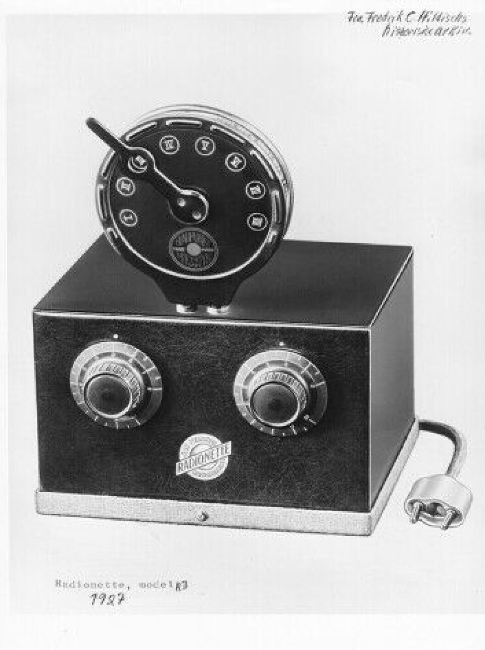 Radionette R3, Europas første radio for drift på lysnettet. Fra Fredrik C. Hildisch´ arkiv. Radionette R3, Europas første radio for drift på lysnettet. Fra Fredrik C. Hildisch´ arkiv.