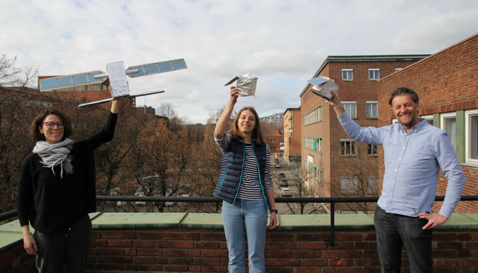 Kääb har vært med å utvikle det nye satellittkonseptet Harmony som er valgt av ESA. Her illustrerer han (fra høyre), sammen med Livia Piermattei og Varya Bazilova hvordan den skal fly sammen med Sentinel-satellitten.