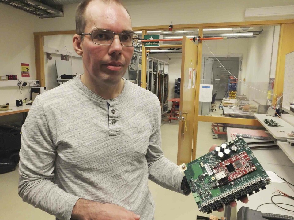 William Gullvik viser her frem den nye generasjonen styrekort. Elektronikk og programvare er i sin helhet tatt frem i trondheimsavdelingen. William Gullvik viser her frem den nye generasjonen styrekort. Elektronikk og programvare er i sin helhet tatt frem i trondheimsavdelingen.