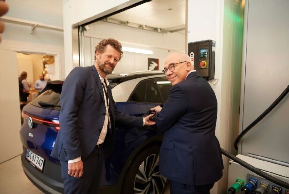 Sekretariatsleder Claus Meineche, EUDP og GreenLabsDK sammen med adm. direktør Juan Farré, Teknologisk Institut, ved klimakammeret i FastChargeLab. Foto: Teknologisk Institut.