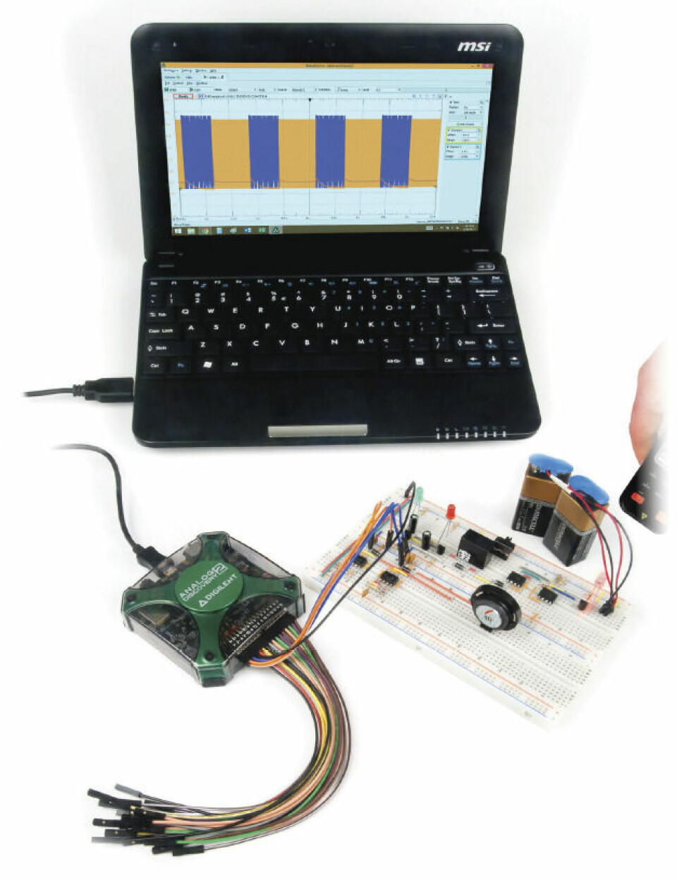 Figur 1: Analog Discovery 2 er et to-kanals, 14-bits, 100 megasample per sekund USB-oscilloskop som tilbyr flere instrumentfunksjoner via WaveForms SDK som kjøres fra den bærbare datamaskinen eller PC OS.