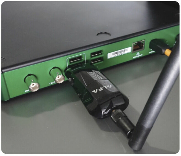 Figur 4: En USB Wi-Fi-dongle koblet til på baksiden av ADP3450 for fjerntesting og kontroll.