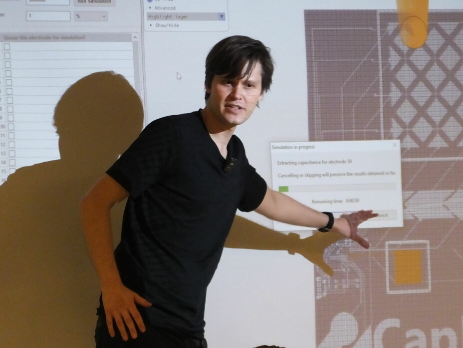 Torbjørn Viksand imponerte med nyutviklede verktøy for å simulere kapasitans og induktans på kretskort.