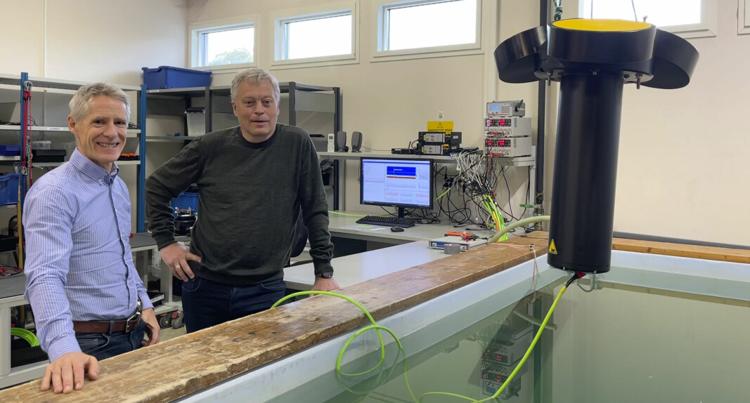 Ketil Horn, salgsjef og Terje Pettersen, utviklingingeniør elektronikk ved det fire meter dype bassenget de fikk bygget i lokalene på Rud. Bassenget brukes til diverse tester av instrumentene.