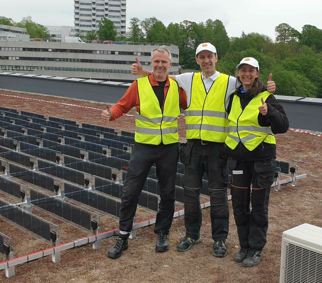 Tommy Engvik, Trygve Mongstad og Simona Petroncini fra Over Easy Solar, her ved en installasjon i Oslo.