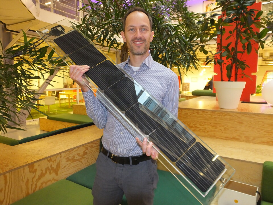 Vertikalmonterte, tosidige solcellepaneler kan gi langt bedre energieffektivitet på flate tak. Her viser gründer og adm. direktør Trygve Mongstad frem en prototyp av deres paneler. Vertikalmonterte, tosidige solcellepaneler kan gi langt bedre energieffektivitet på flate tak. Her viser gründer og adm. direktør Trygve Mongstad frem en prototyp av deres paneler.
