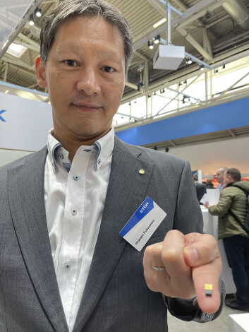 Hideaki Fukuzawa fra TDK viste oss hvor liten lasermodulen faktisk er. Hideaki Fukuzawa fra TDK viste oss hvor liten lasermodulen faktisk er.