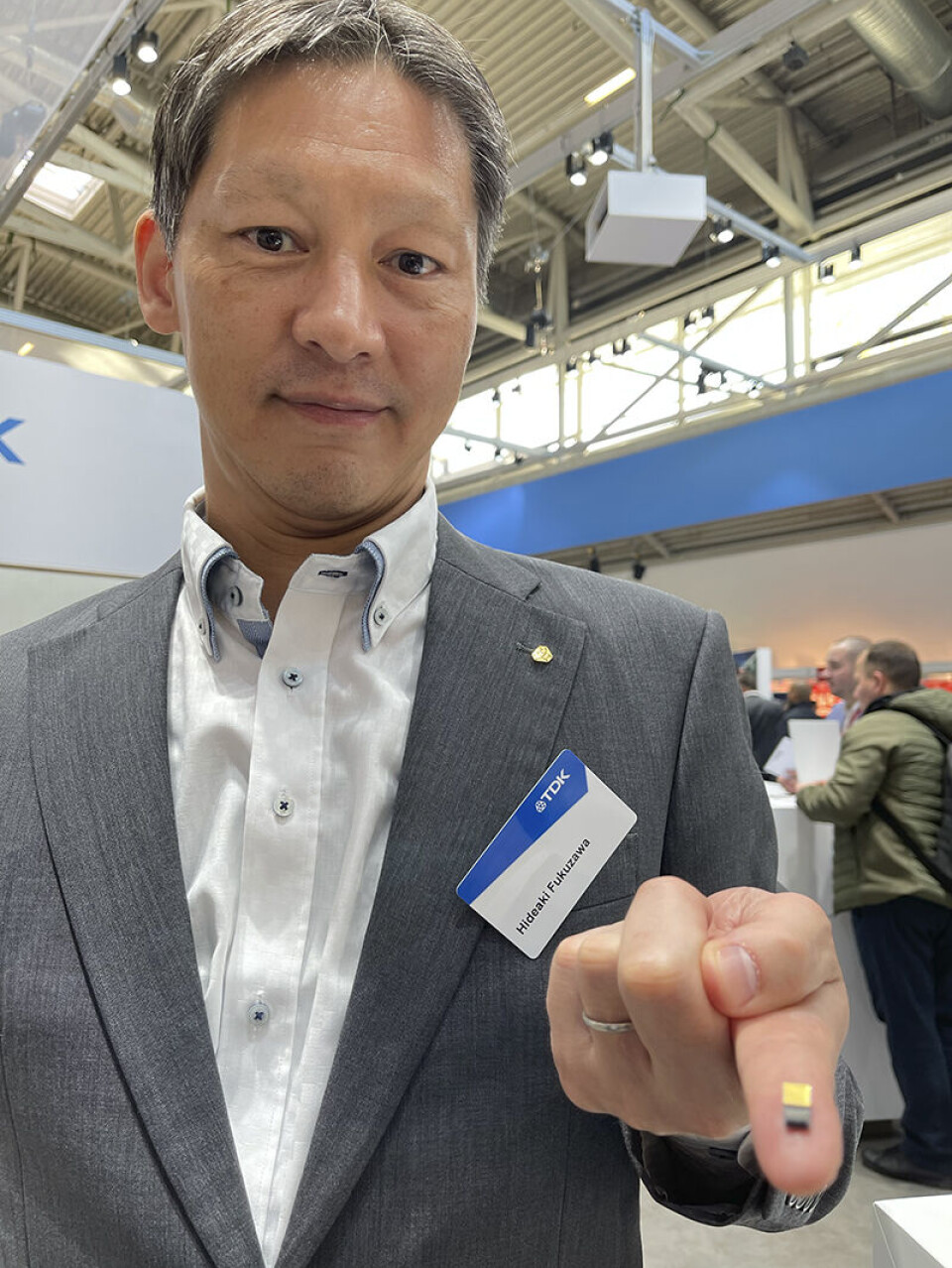 Hideaki Fukuzawa fra TDK viste oss hvor liten lasermodulen faktisk er.