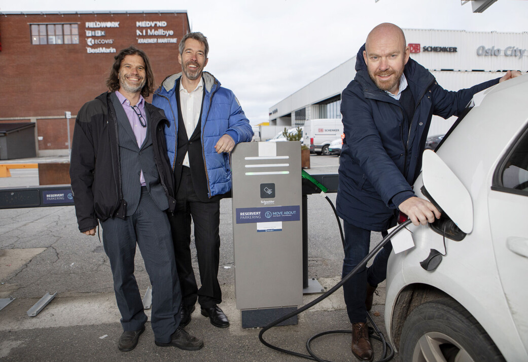 Norsk Elbilforening og AVILOO, Europas ledende ekspert innen testing av elbilbatterier, viser en av sine batteritester for elbiler, fra venstre: Nikolaus Mayerhofer, CTO, Marcus Berger, COO, begge Aviloo, og Ståle Frydenlund, seniorrådgiver og testansvarlig i Norsk Elbilforening. Norsk Elbilforening og AVILOO, Europas ledende ekspert innen testing av elbilbatterier, viser en av sine batteritester for elbiler, fra venstre: Nikolaus Mayerhofer, CTO, Marcus Berger, COO, begge Aviloo, og Ståle Frydenlund, seniorrådgiver og testansvarlig i Norsk Elbilforening.