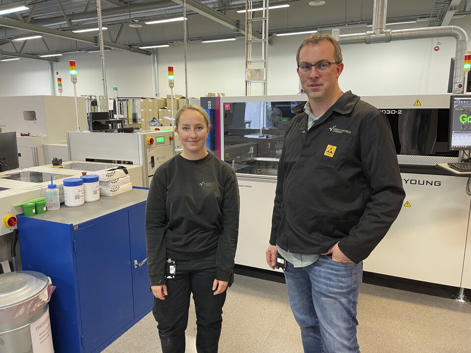 Vokser og satser på ungdommen: Operatør Vilde Iversen, her sammen med produksjonsleder Torfinn Fiskå, har jobbet i drøyt ett år hos Westcontrol, etter at hun utdannet seg til tavlemontør. Bedriften satser bevisst og har som mål å ta inn ti lærlinger årlig. Vokser og satser på ungdommen: Operatør Vilde Iversen, her sammen med produksjonsleder Torfinn Fiskå, har jobbet i drøyt ett år hos Westcontrol, etter at hun utdannet seg til tavlemontør. Bedriften satser bevisst og har som mål å ta inn ti lærlinger årlig.