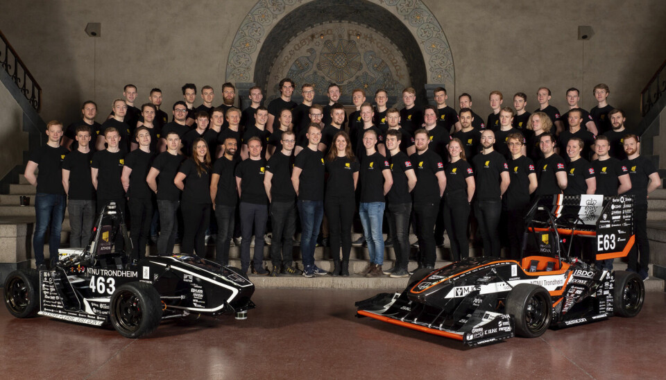 Team 2019 med bilene Atmos (den autonome racerbilen) og 2019 racerbilen Nova.