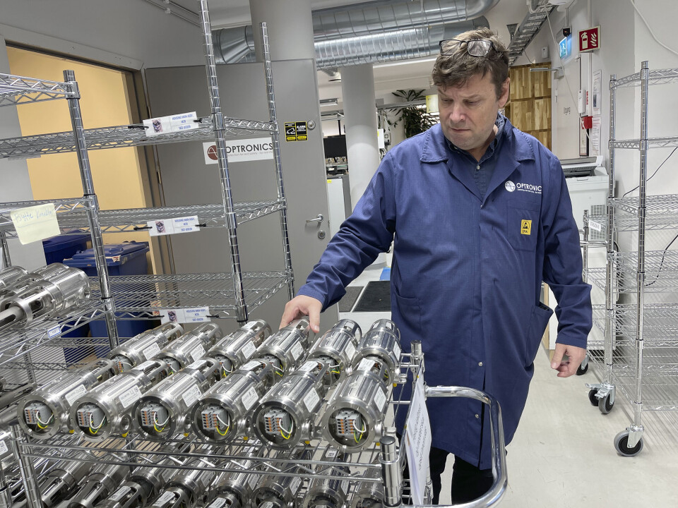 Produksjonssjef Johnny Hermans med ferdig kalibrerte produkter klare for neste trinn. Produksjonssjef Johnny Hermans med ferdig kalibrerte produkter klare for neste trinn.