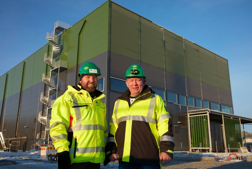 Espen Bjanes og Kai Erik Andersen i Green Mountain foran den nye datasenteret i Enebakk.