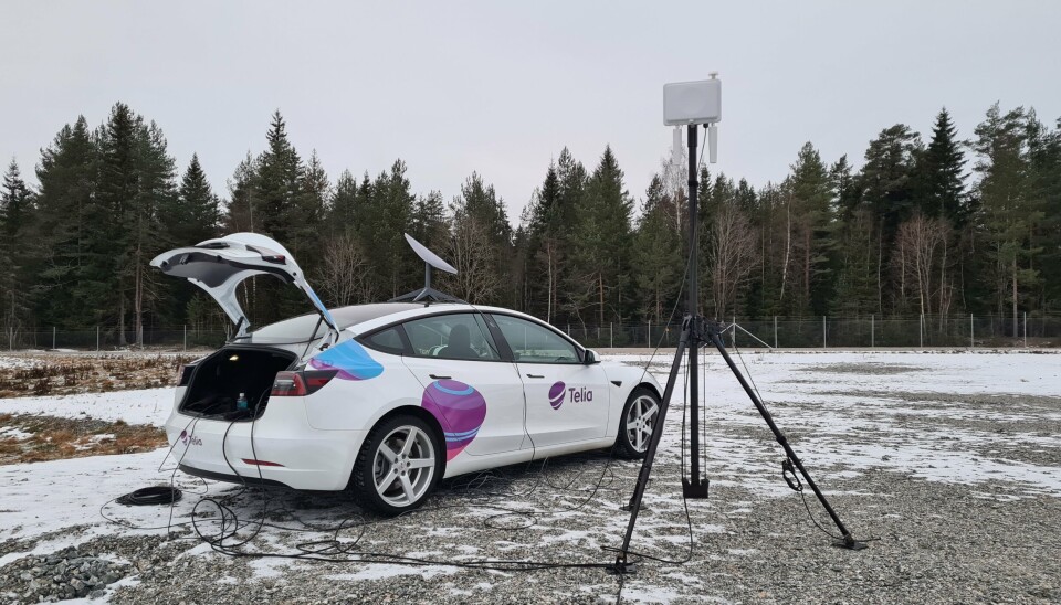 På bildet ser vi en Pico-celle i toppen av masten. Den skaper vanlig mobildekning. Antennen på biltaket er en Starlink-terminal som kobler Pico-cellen til lavbanesatellitter og videre til Telias kjernenett. Til sammen blir dette en liten basestasjon. På bildet ser vi en Pico-celle i toppen av masten. Den skaper vanlig mobildekning. Antennen på biltaket er en Starlink-terminal som kobler Pico-cellen til lavbanesatellitter og videre til Telias kjernenett. Til sammen blir dette en liten basestasjon.