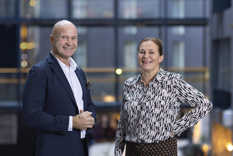 Terje Andersen i Elinor Batteries og Alexandra Bech Gjørv i SINTEF signerte avtalen om samarbeid på Trøndelagsmøtet i Stjørdal torsdag 12. januar.
