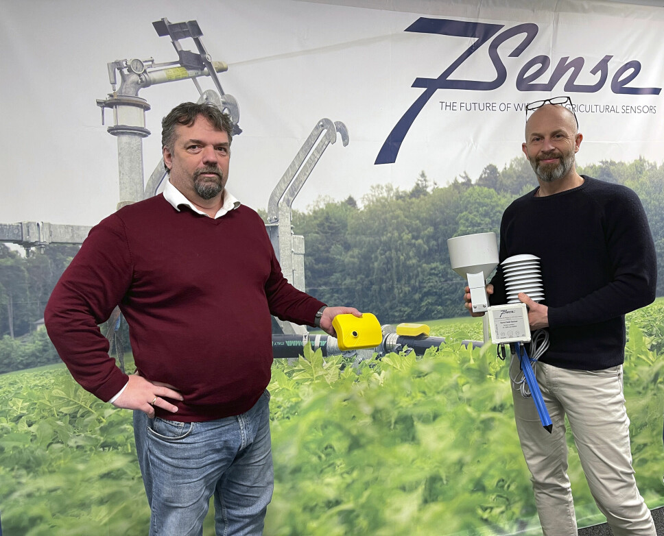Frode Stensaa og Max Tangen med noen av produktene som har bra suksess i Agritek-markedet. Den gule vanningssenoren er inne i sin tredje versjon, og landbruksfeltsensoren leverer data fra både under og over jordsmonnet.