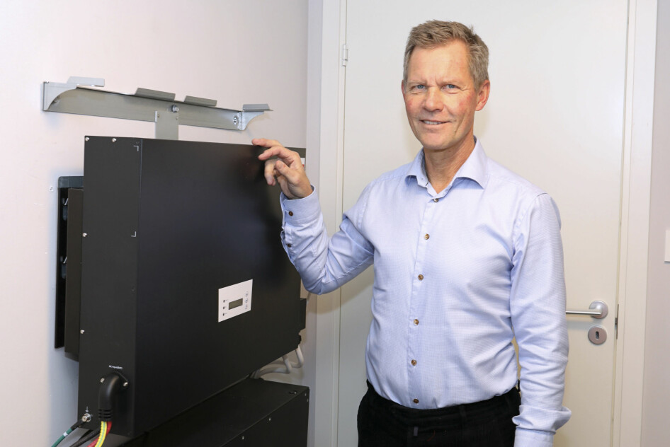 Jon Helsingeng, leder for Eaton i Norden, med det intelligente energilagringssystemet Eaton xStorage Home.