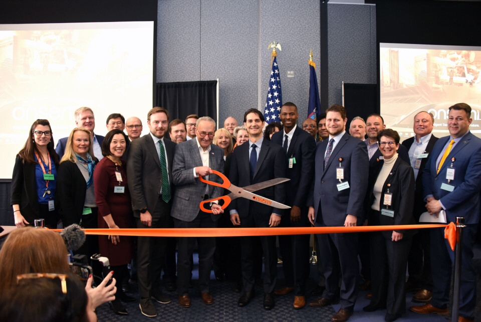 Senatets majoritetsleder Chuck Schumer, sammen med onsemis administrerende direktør Hassane El-Khoury og J.D. Grom, seniorrådgiver for handelsministeren, klippet snoren ved onsemis innvielsesfeiring for deres nyervervede East Fishkill-anlegg. (Foto: Business Wire) Senatets majoritetsleder Chuck Schumer, sammen med onsemis administrerende direktør Hassane El-Khoury og J.D. Grom, seniorrådgiver for handelsministeren, klippet snoren ved onsemis innvielsesfeiring for deres nyervervede East Fishkill-anlegg. (Foto: Business Wire)